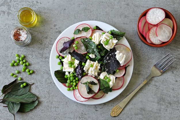 Insalata sana con ravanelli, piselli e formaggio bianco. Insalata vegetariana dieta Dieta Keto.