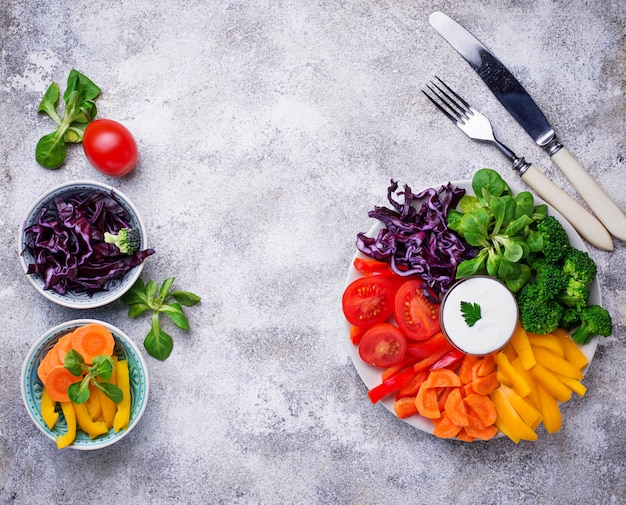 Insalata sana dalle verdure arcobaleno