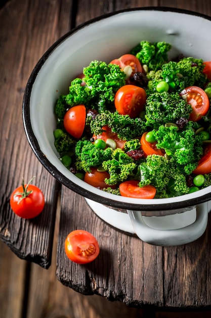 Insalata sana di cavolo con pomodori, piselli e mirtillo rosso