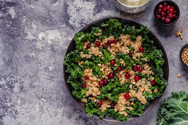 Insalata sana di cavolo crudo e quinoa con mirtillo rosso e pinoli