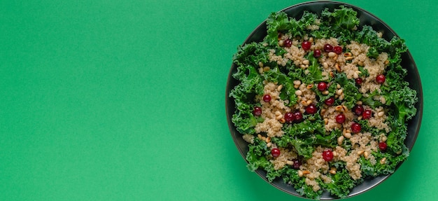 Insalata sana di cavolo crudo e quinoa con mirtillo rosso e pinoli