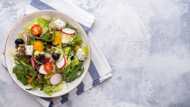 Insalata sana e dietetica con verdure fresche, lattuga, rucola e formaggio