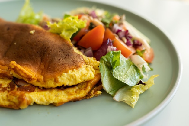 Insalata sana e frittata a colazione