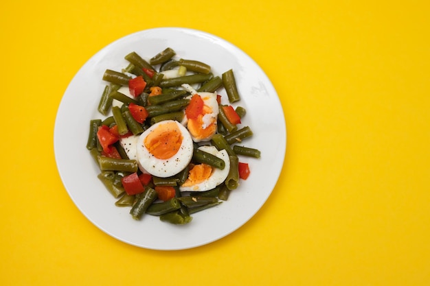 Insalata sana fagiolini pepe e uova sode sul piatto