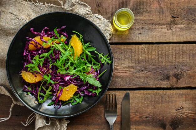 insalata sana filetto di arancia, cavolo rosso, delizioso spuntino di rucola, foglie di insalata mista, insalata di cavolo