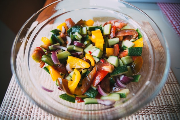 Insalata sana fresca con olio d'oliva e verdure