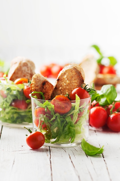 Insalata sana vegana con pomodoro e pane