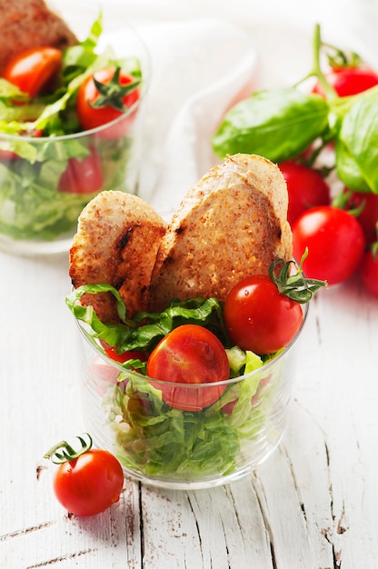 Insalata sana vegana con pomodoro, lattuga e pane