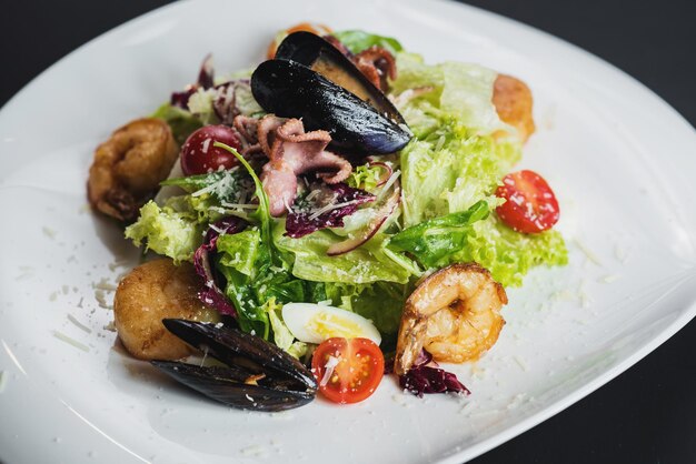 Insalata saporita a base di frutti di mare