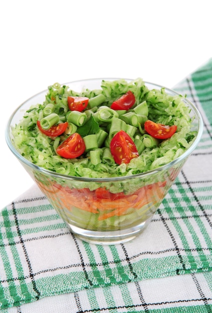 Insalata saporita con verdure fresche isolate su bianco