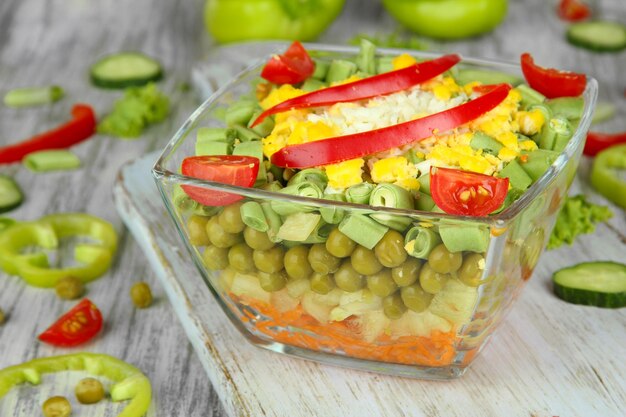 Insalata saporita con verdure fresche sulla tavola di legno