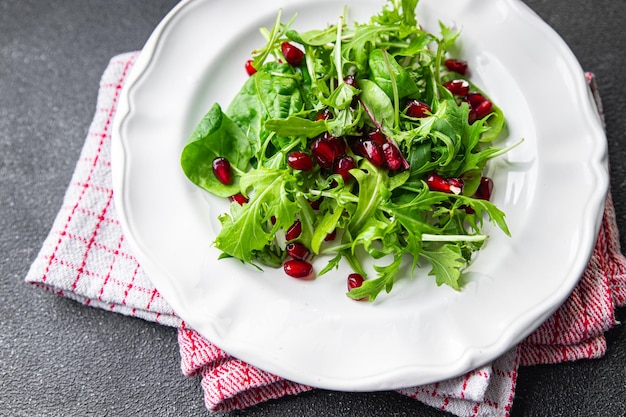 insalata semi di melograno foglie verdi lattuga mix pasto sano spuntino sullo spazio della copia del tavolo