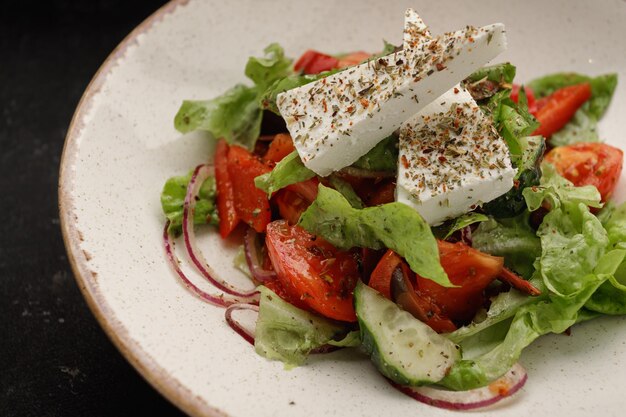 Insalata Shopsky con formaggio e verdure su un piatto bianco