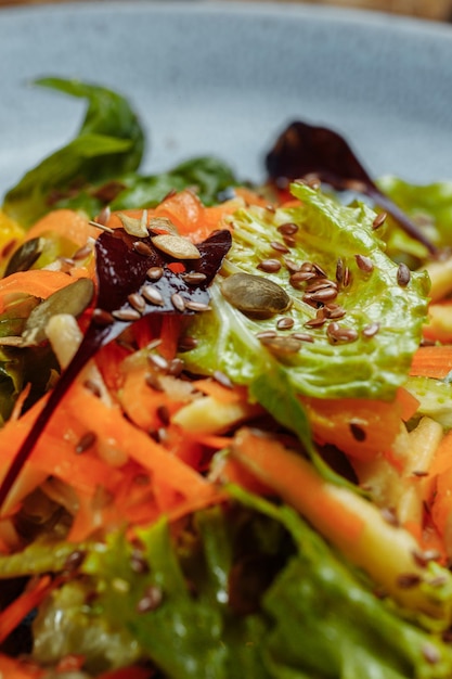 Insalata siciliana con finocchi arance pompelmo e radicchio insalata con condimento balsamico su fondo blu