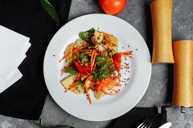 Insalata siciliana in un piatto bianco