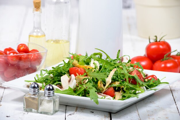 Insalata stagionale sul tavolo bianco