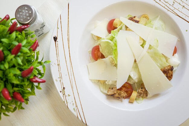 Insalata su un tavolo del ristorante