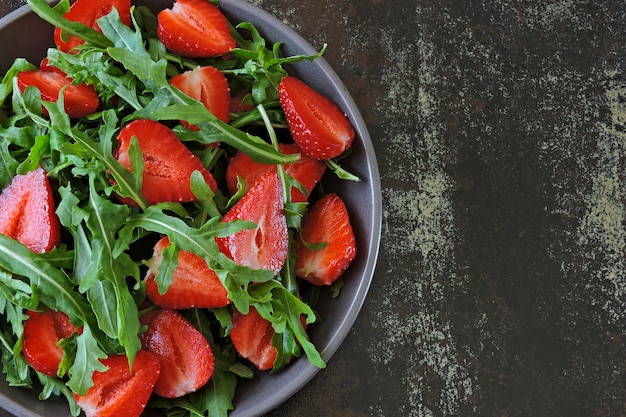 Insalata succosa fresca con fragole e rucola. Dieta vegana Alimenti sani. Insalata fitness.