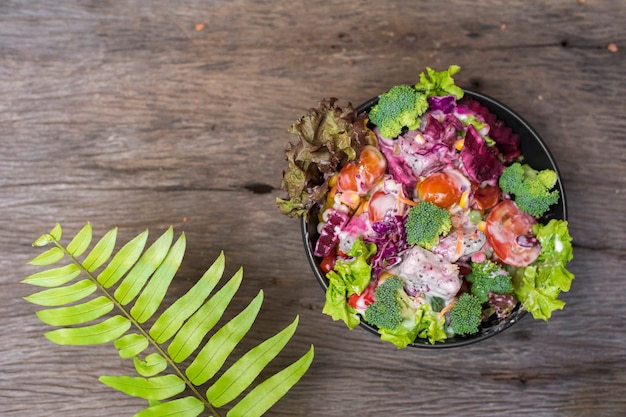 Insalata sul tavolo in legno, concetto di cibo sano