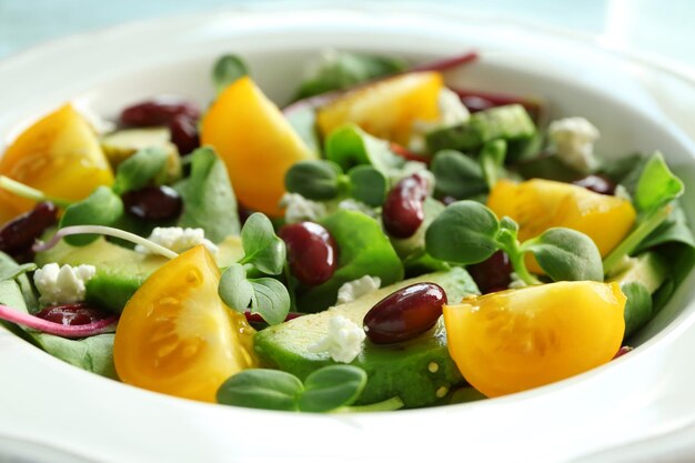 Insalata superfood con fagioli di pomodoro giallo e zucchine in primo piano piatto in ceramica bianca