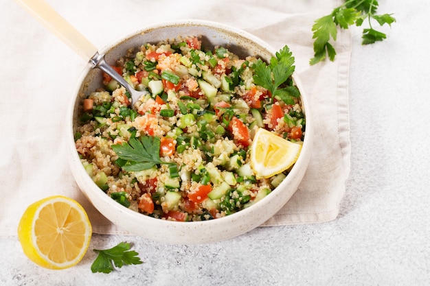 insalata tabbouleh in una ciotola con limone sul tovagliolo