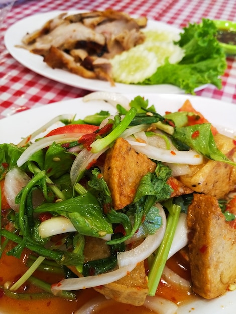 Insalata tailandese della salsiccia di maiale, insalata piccante della carne di maiale di cucina tailandese.