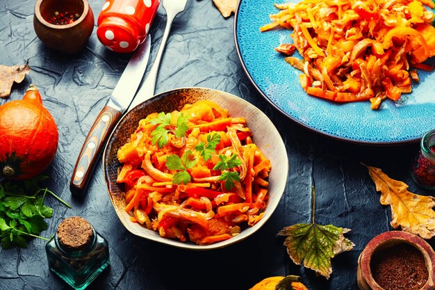 Insalata tiepida autunnale di zucca e orecchie di maiale.