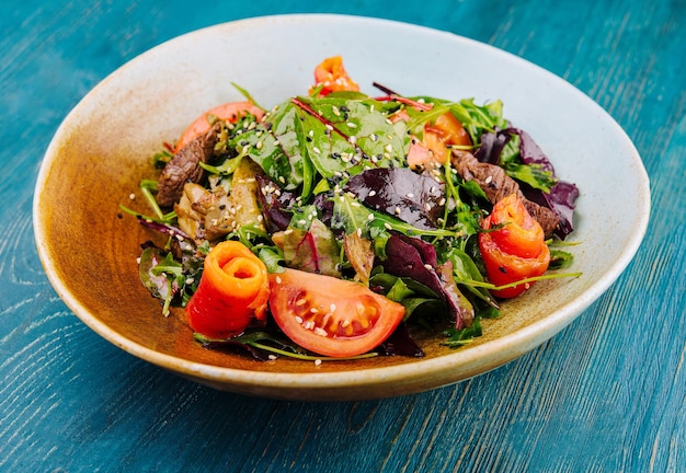 Insalata tiepida con carne e verdure alla griglia