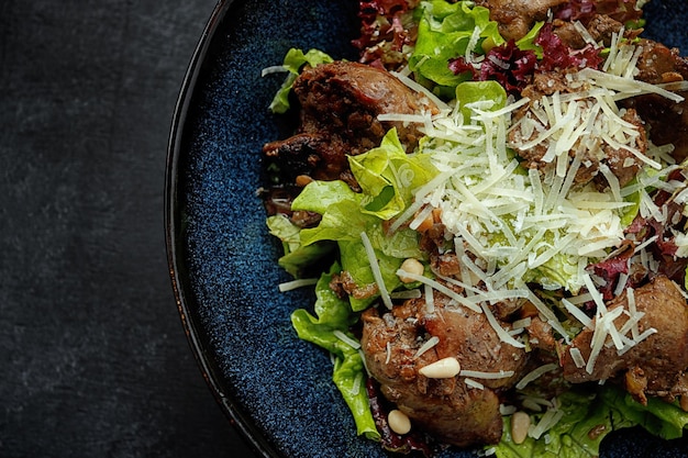 Insalata tiepida con fegato e formaggio di lavorazione artistica