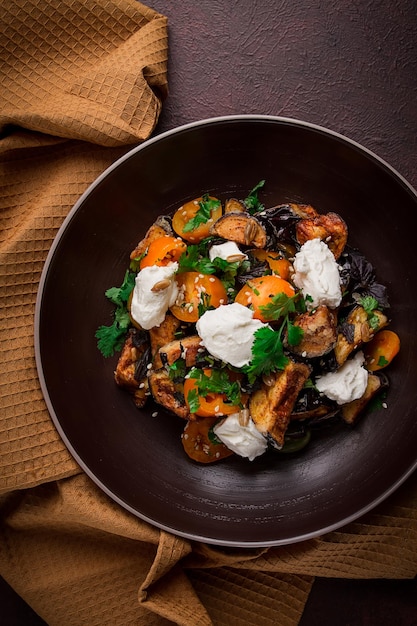 Insalata tiepida con melanzane croccanti e pomodori ricotta spezie erbe aromatiche semi di sesamo semi di girasole cucina georgiana nessun popolo