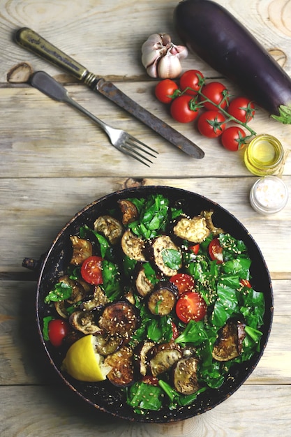 Insalata tiepida con spinaci e melanzane in padella