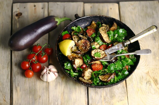 Insalata tiepida con spinaci e melanzane in padella