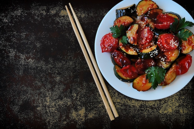 Insalata tiepida con zucchine e pomodorini