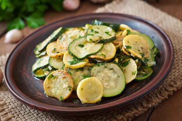 Insalata tiepida con zucchine giovani con aglio ed erbe