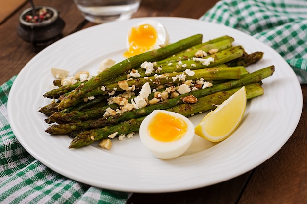 Insalata tiepida di asparagi arrostiti, formaggio feta e uova