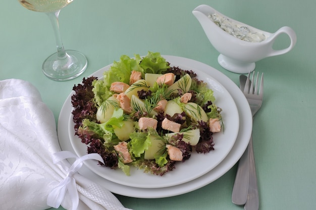 Insalata tiepida di patate con insalata di salmone e salsa acida