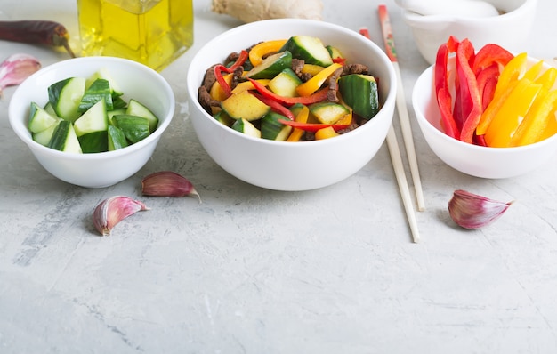 Insalata tradizionale della cucina uigura con carne di manzo e verdure