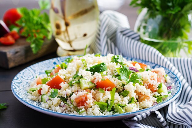 Insalata tradizionale libanese Tabbouleh Couscous con prezzemolo pomodoro cetriolo limone e olio d'oliva cucina mediorientale