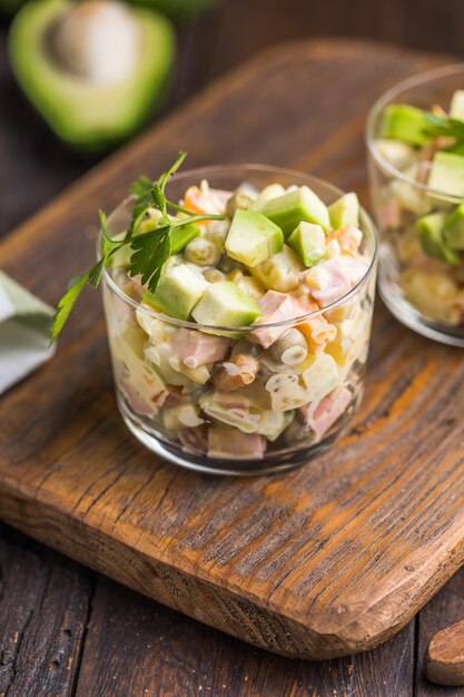 Insalata tradizionale russa Olivier con verdure in bicchieri. Insalata di Natale invernale