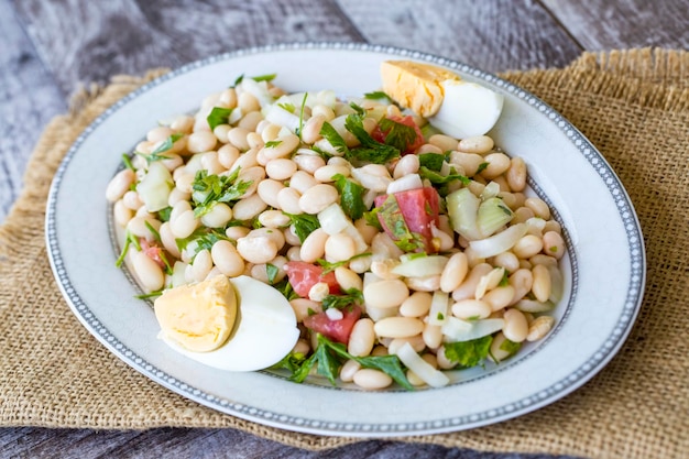 Insalata turca Piyaz con fagioli, cipolle e olive