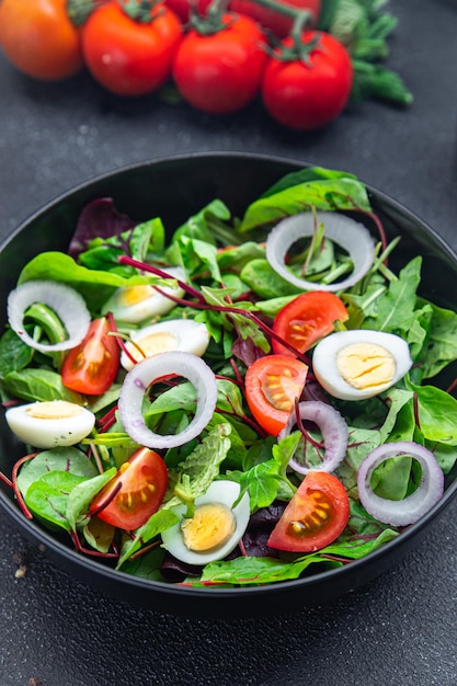 Insalata uovo di quaglia mix di pomodoro lascia verdura pasto sano cibo spuntino sul tavolo copia spazio cibo