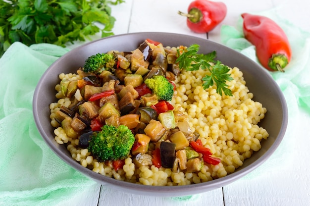 Insalata vegana calda con cuscus e verdure fritte