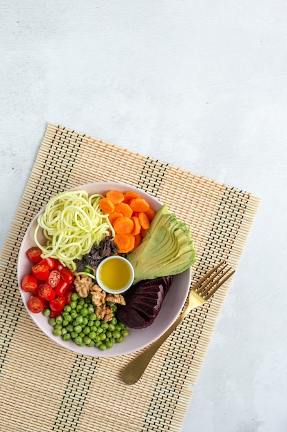 Insalata vegana cruda con verdure assortite