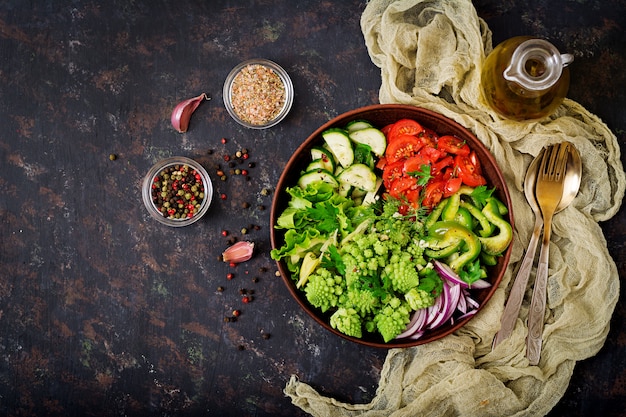 Insalata vegana di verdure fresche e cavolo romanesko