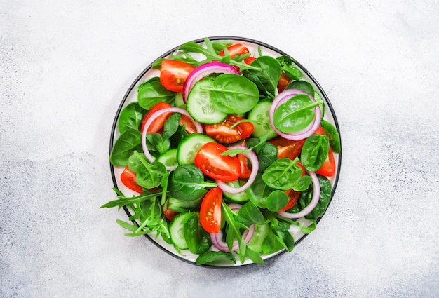 Insalata vegana primaverile con spinaci pomodorini insalata di mais spinaci cetrioli e cipolla rossa