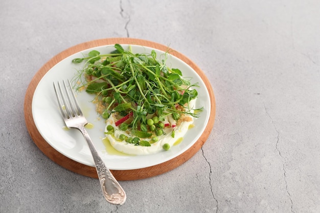 Insalata vegana salutare a base di piselli germogli di microgreen