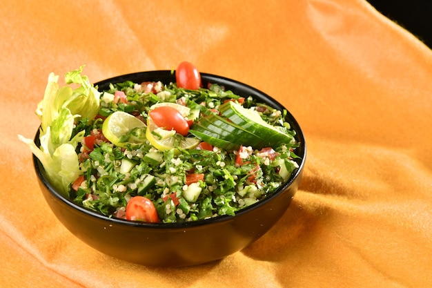 Insalata vegana verde con mix di foglie verdi e verdure.