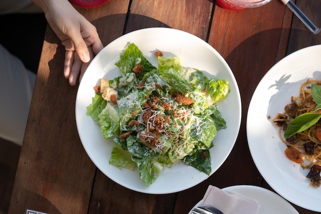 Insalata vegana verde con mix di foglie verdi e verdure.