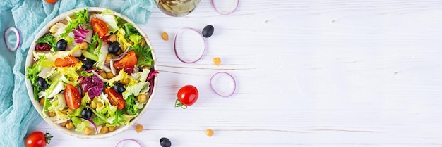 Insalata vegetariana con ceci pomodori olive e lattuga Insalata dietetica