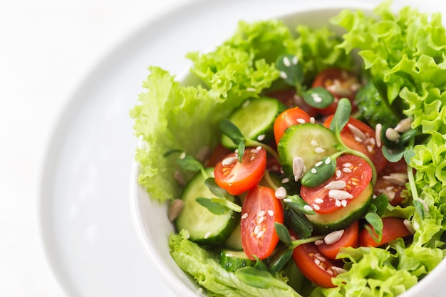 Insalata vegetariana con semi e germogli